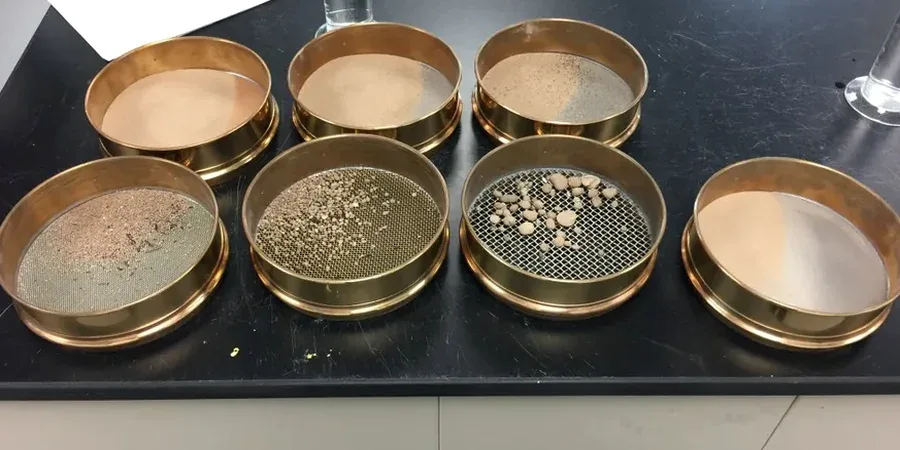 Analyse Granulométrique à Chambéry : Tamisage et Sédimentométrie en Laboratoire Accrédité